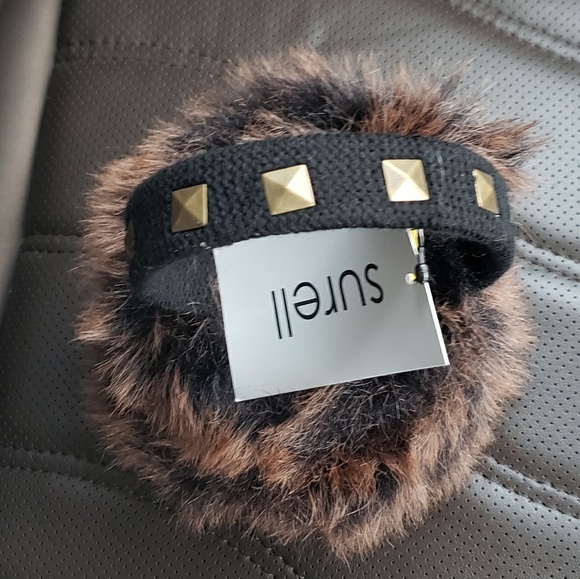 Surell
Faux Fox Fur Earmuffs Studded - Picture 4 of 4